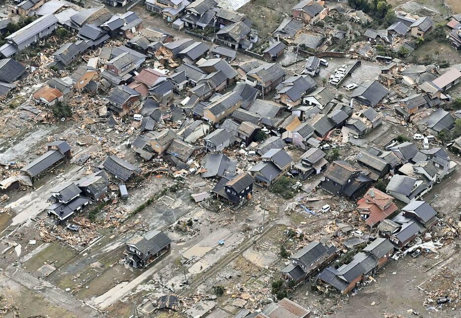 倒壊した石川県珠洲市沿岸部の建物＝2日午後1時48分（共同通信社ヘリから）
