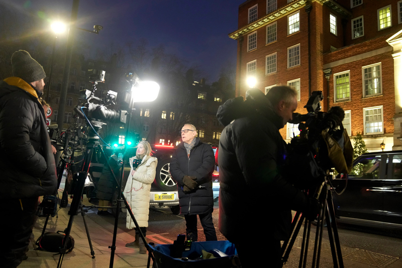2024年１月17日、ロンドンクリニック前にて。メディアが集まって病院前から報道。写真：AP/アフロ