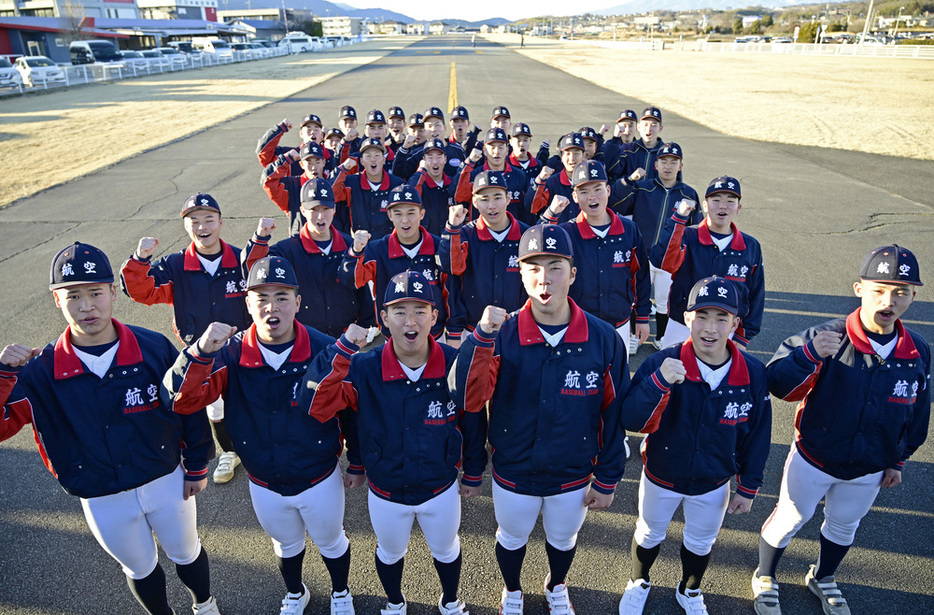 センバツ出場が決まり喜ぶ日本航空石川の選手たち＝山梨県甲斐市で２０２４年１月２６日、藤井達也撮影