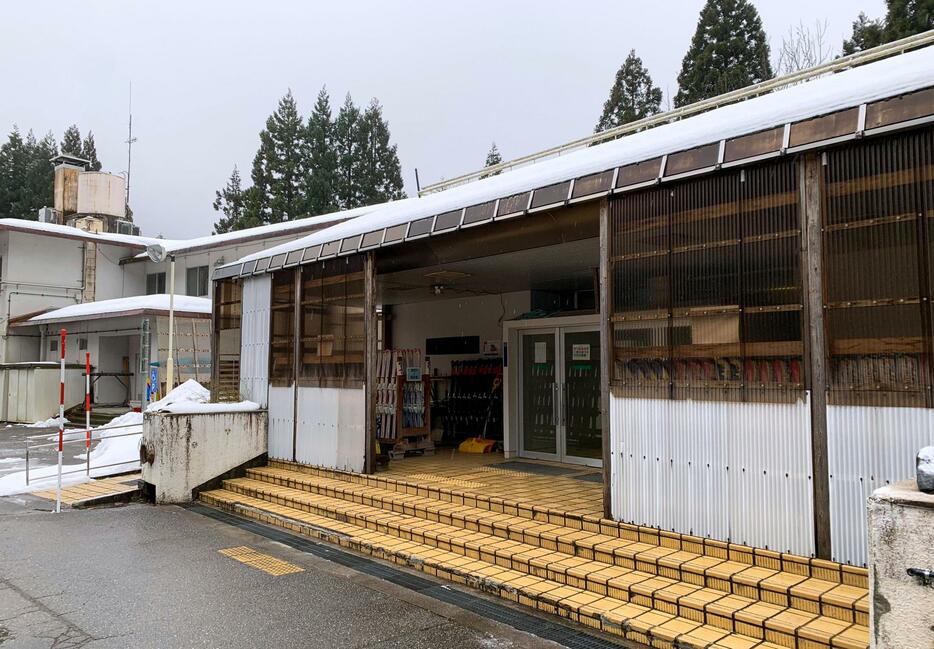 避難する中学生を受け入れる準備が始まった石川県立白山ろく少年自然の家。玄関にはキャンセルされたスキー学習のための道具が並んだままだった＝13日午前、石川県白山市