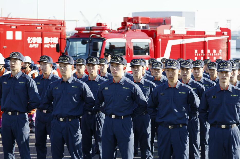 東京消防庁の出初め式に臨む関係者＝6日午前、東京都江東区