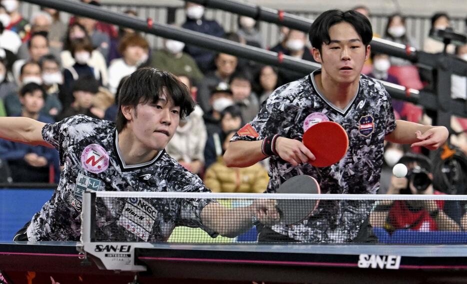 男子ダブルス決勝　張本智和、森薗政崇組を破り優勝した小林広夢（左）、伊藤礼博組＝東京体育館（代表撮影）