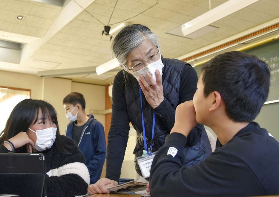 地元の小学校で、ハッカについて学ぶ児童に話しかける長谷川喜久さん。2023年12月