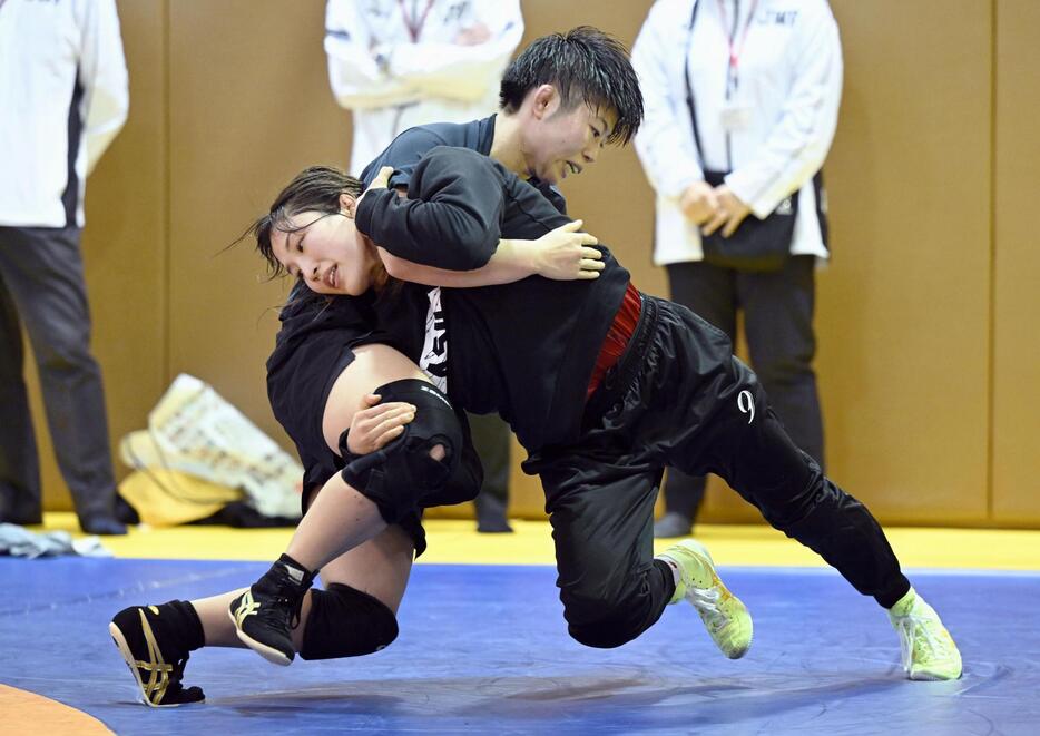 強化合宿で汗を流す須崎優衣（右）＝味の素ナショナルトレーニングセンター