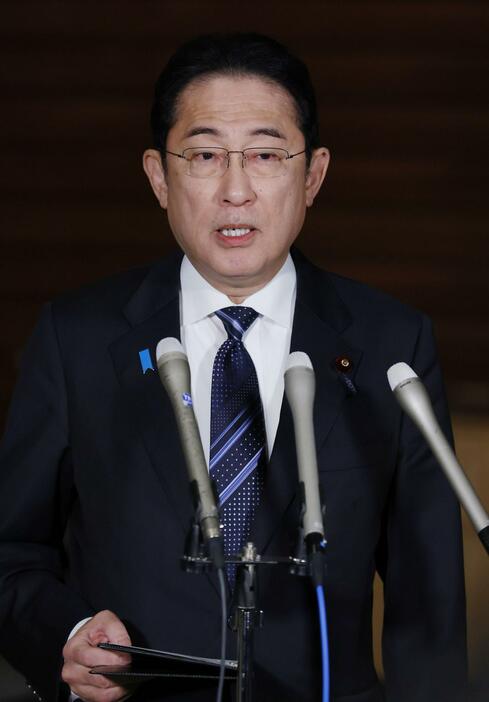 報道陣の取材に応じる岸田首相＝1日午後5時17分、首相官邸