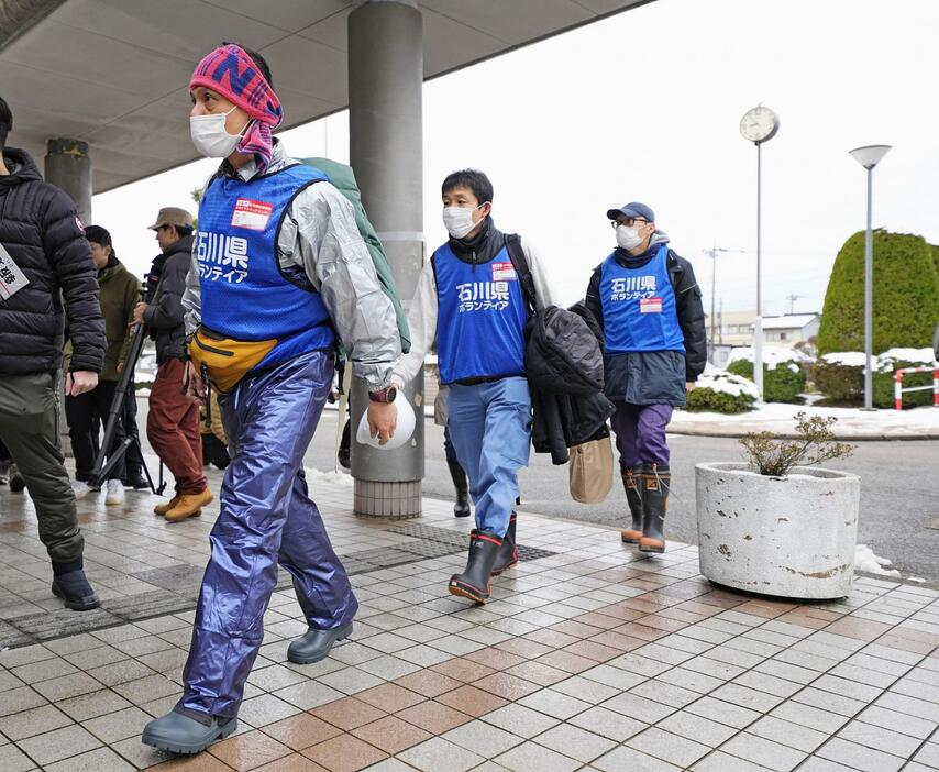 石川県七尾市に到着したボランティア＝27日午前（画像の一部を加工しています）