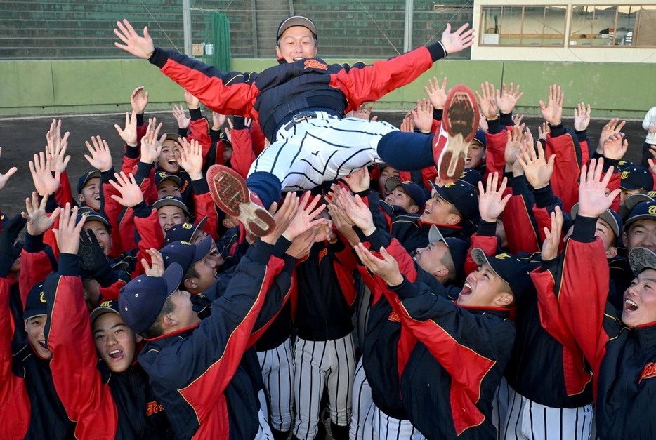 センバツ出場が決まり、中村監督を胴上げする東海大福岡の選手たち＝平川義之撮影