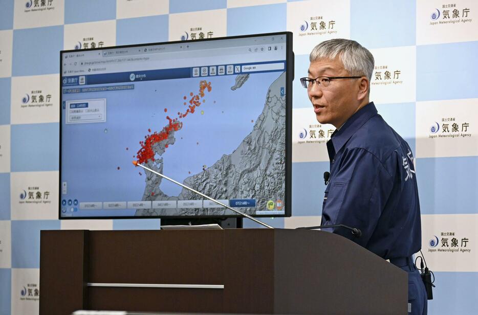 能登半島地震発生から1週間となり記者会見する気象庁の担当者＝8日午後、気象庁