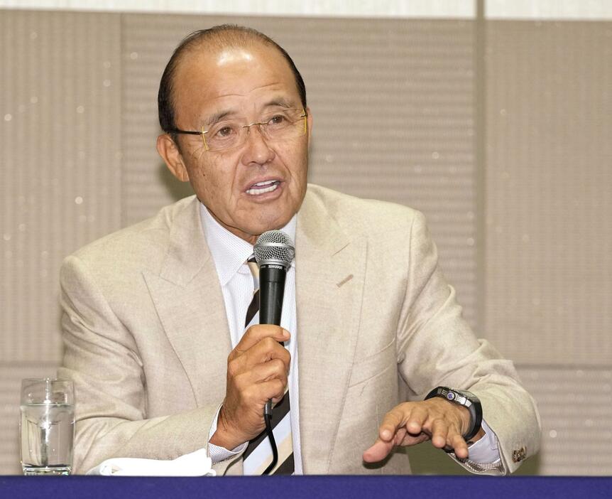 プロ野球の12球団監督会議を終え、記者会見する阪神の岡田監督＝16日、東京都内のホテル