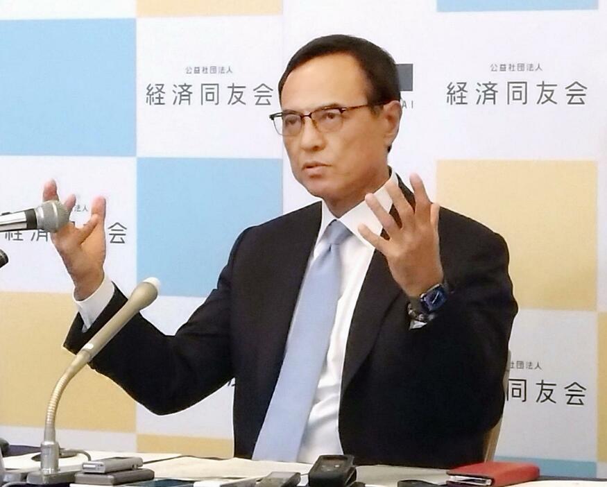 記者会見する経済同友会の新浪剛史代表幹事＝30日、東京都千代田区