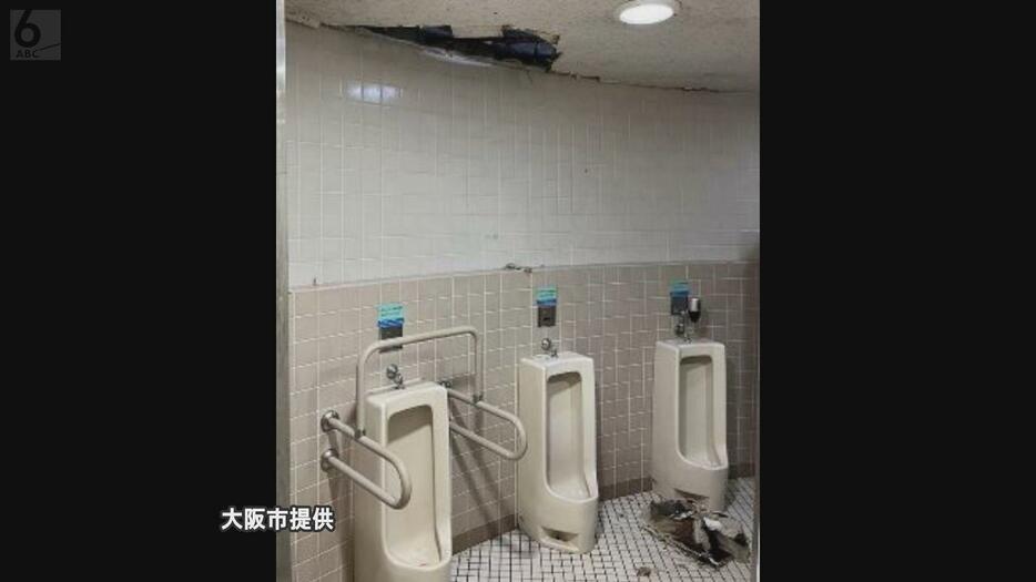 男子トイレの天井ボードが落下した（画像は大阪市提供）