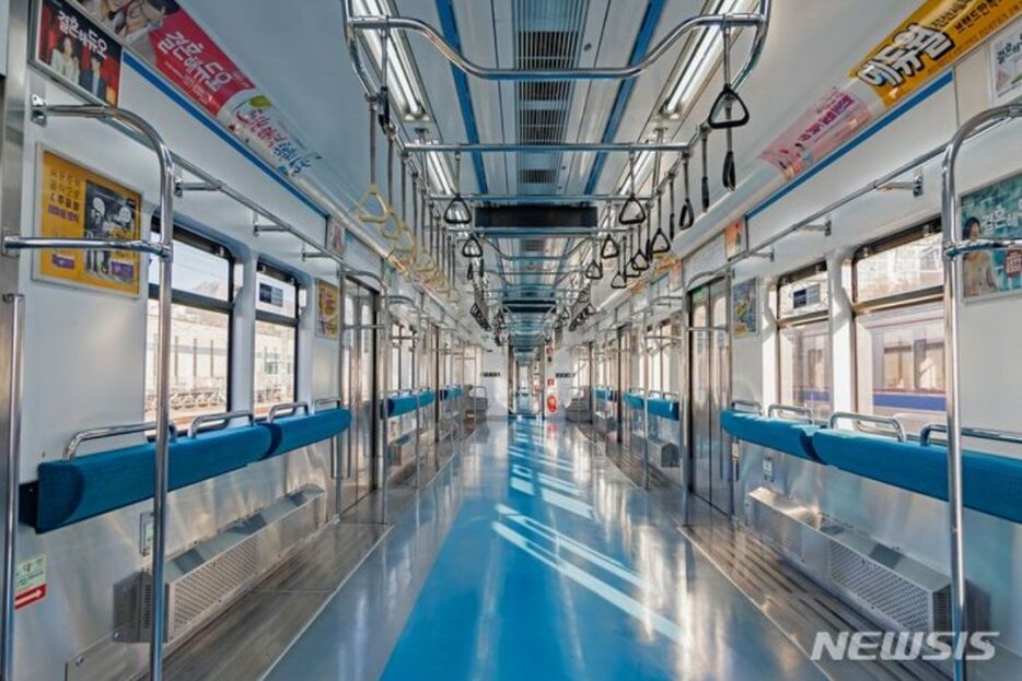 改良されたソウル地下鉄4号電車内(c)NEWSIS