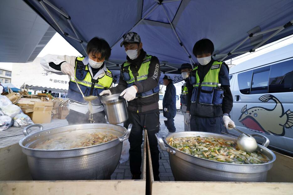 石川県珠洲市の避難所であんこう鍋をふるまう茨城県北茨城市の職員ら＝31日午後