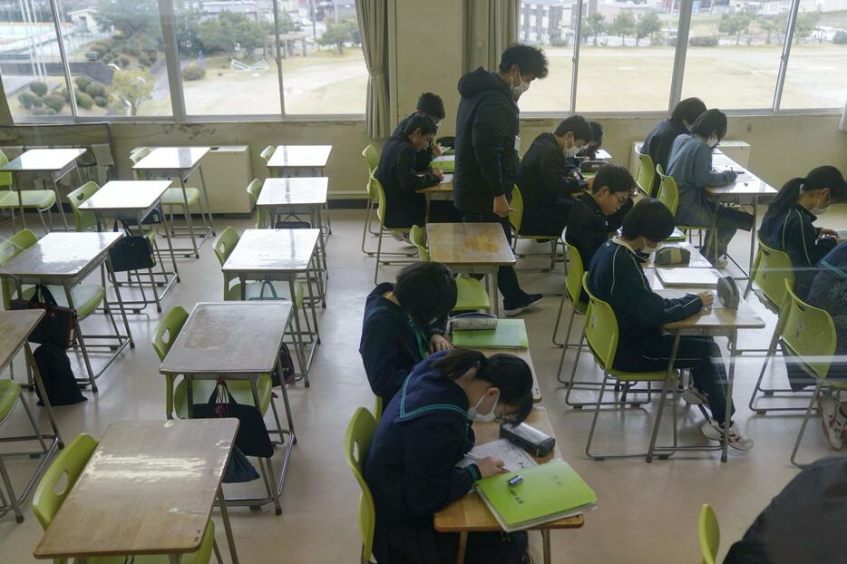 珠洲市立緑丘中で授業を受ける生徒たち。空席が目立った＝22日午前、石川県珠洲市