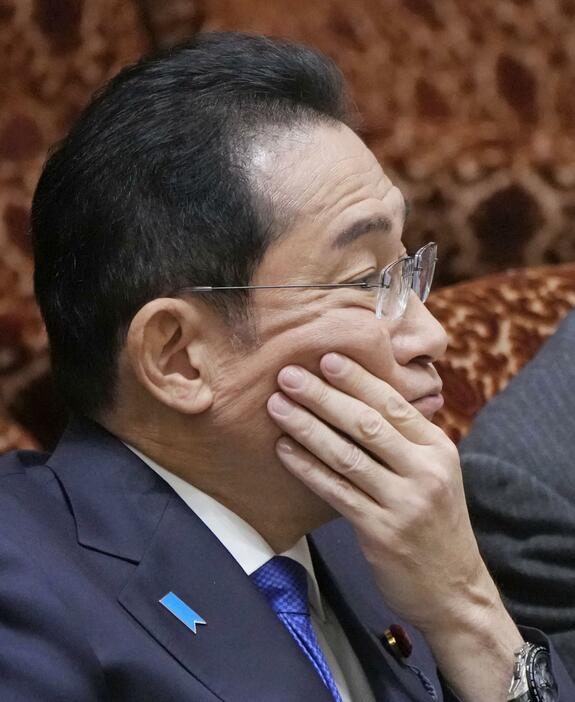 参院予算委に臨み、顔に手をやる岸田首相＝29日午後