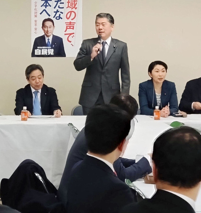 自民党の財政健全化推進本部であいさつする古川禎久元法相（奥中央）。同右は小渕優子選対委員長、同左は青木一彦参院議員＝31日、東京・永田町の党本部