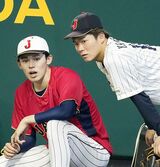 昨年のWBCで言葉を交わす佐々木（左）と山本