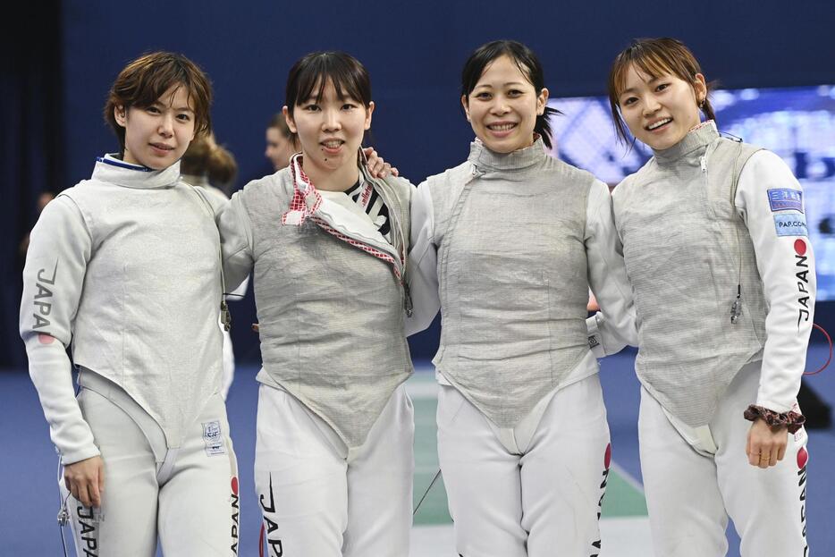 フェンシングのワールドカップ（W杯）で4位となり、パリ五輪出場を決めた女子フルーレの日本。左から宮脇花綸、上野優佳、菊池小巻、東晟良＝パリ（日本フェンシング協会提供・共同）