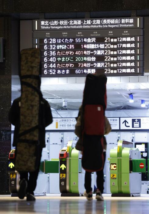 始発からほぼ通常運転に戻った東北、上越、北陸新幹線の電光掲示板＝24日午前6時23分、JR東京駅