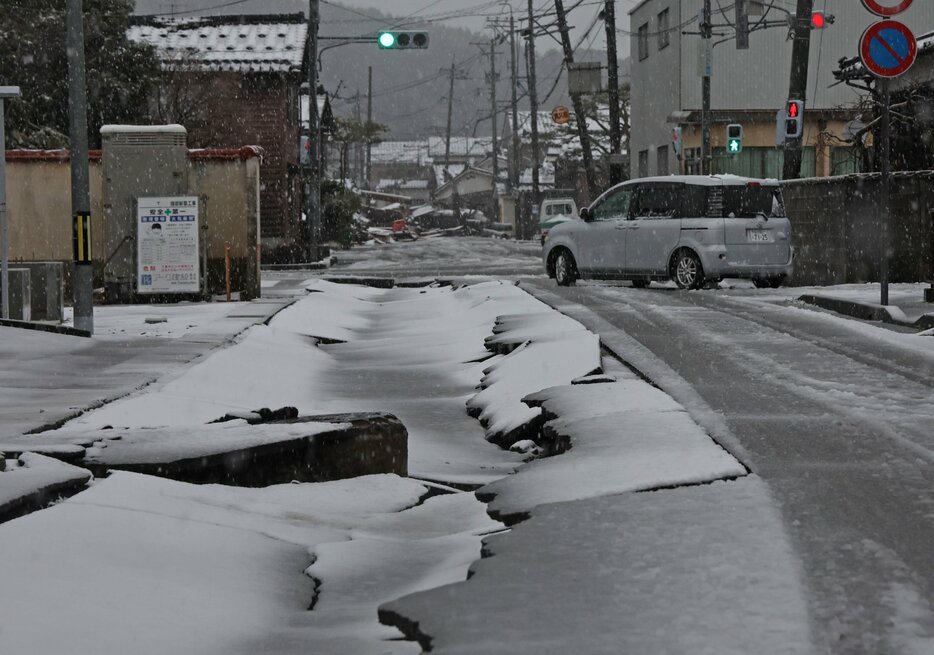 雪が積もり始めている被災地＝７日午後４時半、輪島市釜屋谷町