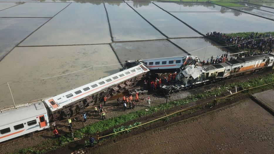 5日、インドネシア・ジャワ島西部バンドン県で起きた列車の衝突事故現場（Antara　Foto/Raisan　Al　Farisi提供・ロイター＝共同）