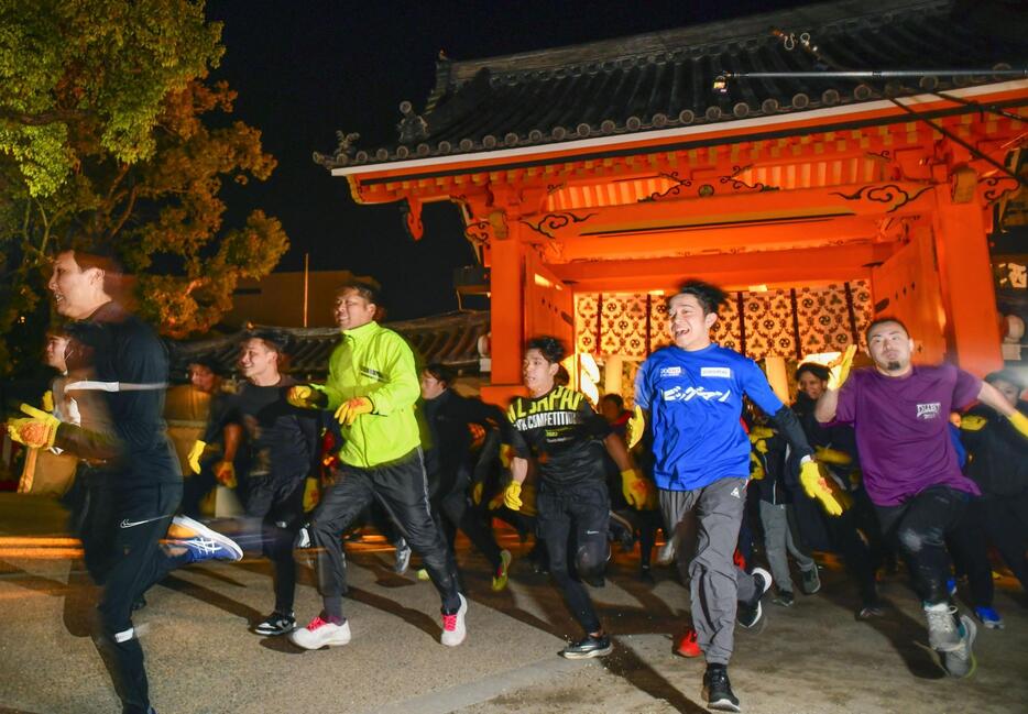 西宮神社の「福男選び」で、本殿を目指して一斉に駆け出す参拝者ら＝10日午前6時、兵庫県西宮市