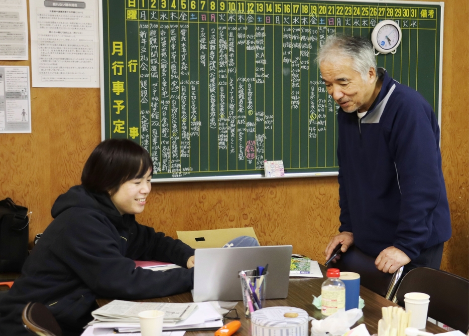 復興に向けて話し合う馬場さん（左）と糸矢さん＝22日、石川県珠洲市狼煙地区