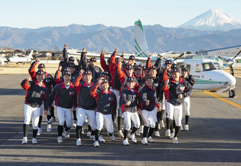 第96回選抜高校野球大会の出場が決まり、喜ぶ日本航空石川の選手たち。チームは能登半島地震で甚大な被害を受けた石川県輪島市を離れ、山梨県甲斐市の系列校で練習を行っている＝26日