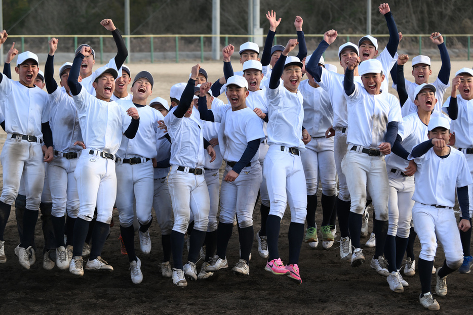 センバツ出場が決まり喜ぶ創志学園の選手たち＝岡山県赤磐市で２０２４年１月２６日午後４時２０分、久保玲撮影