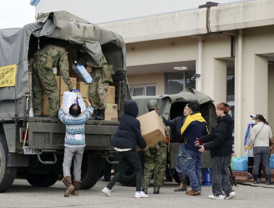 避難所に届いた物資を受け取る被災者＝5日午前、石川県珠洲市