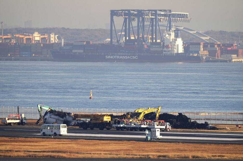 事故機の撤去作業が進められている羽田空港の滑走路＝6日午前