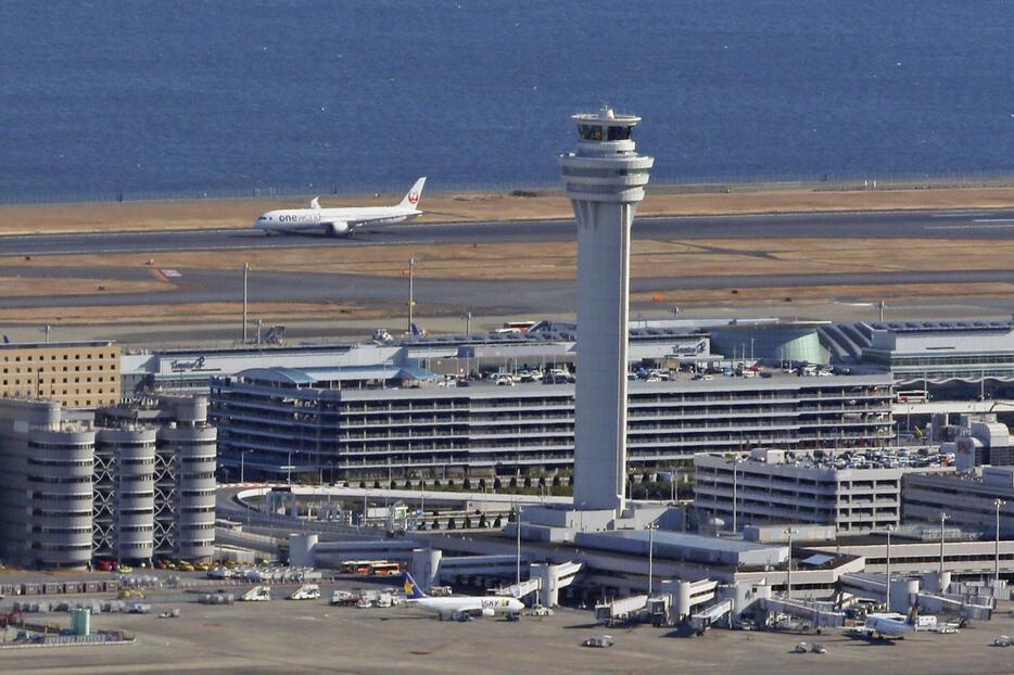 運用再開した羽田空港のC滑走路（奥）と管制塔＝8日