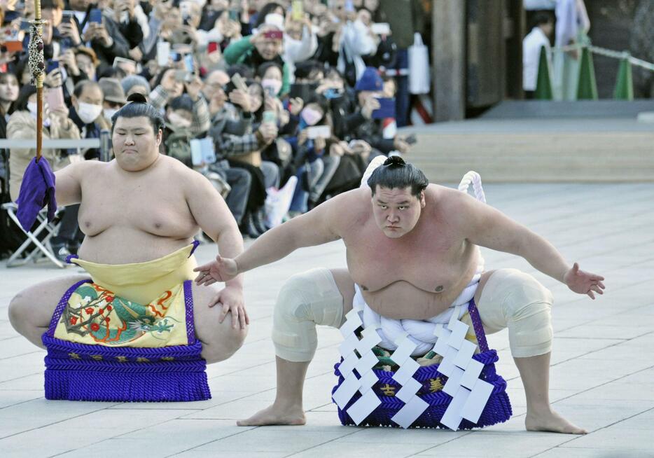 奉納土俵入りを披露する照ノ富士。太刀持ち熱海富士＝東京・明治神宮