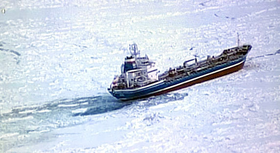 「流氷により航行できない」と通報があったロシア船籍のタンカー「オストロフ　サハリン」＝29日、北海道枝幸町沖のオホーツク海（第1管区海上保安本部千歳航空基地提供）