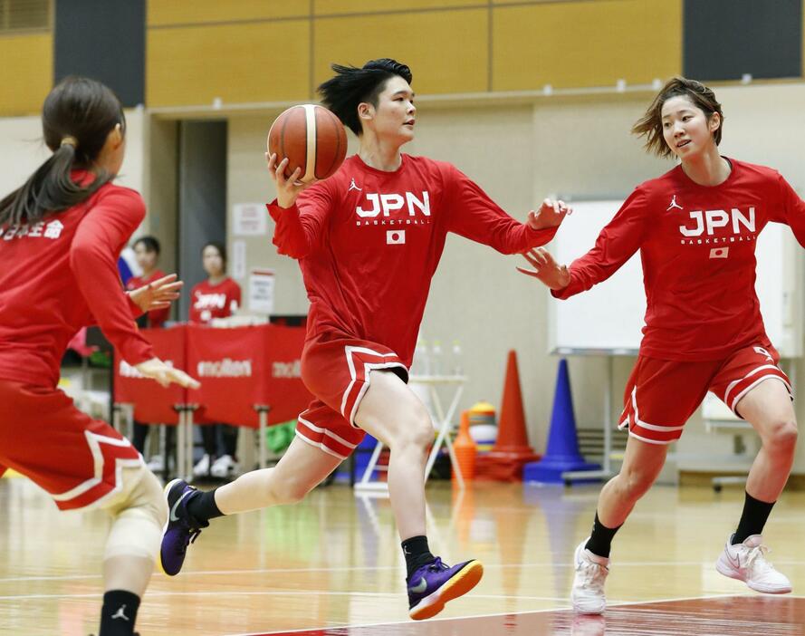 バスケットボール女子の日本代表候補合宿で汗を流す赤穂ひまわり（中央）＝11日、東京都内