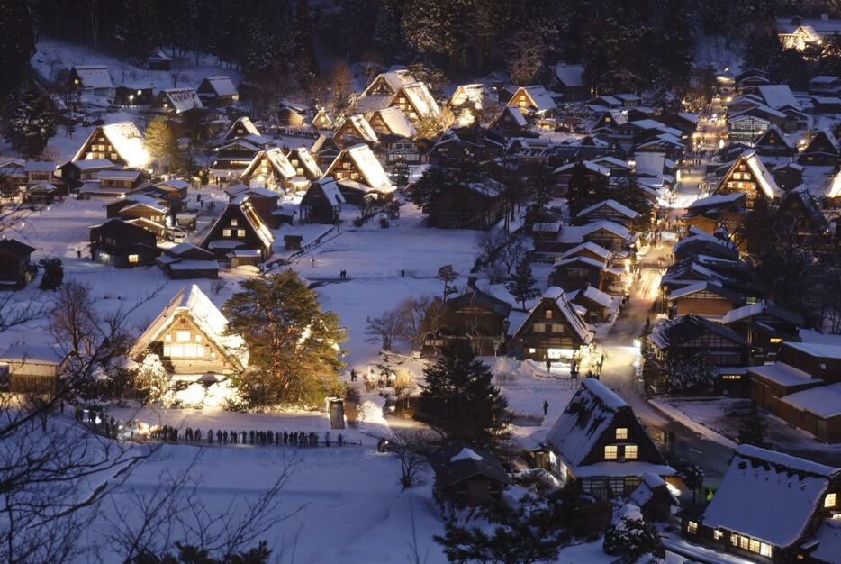 岐阜県白川村の白川郷で始まった、合掌造り集落のライトアップ＝14日夕