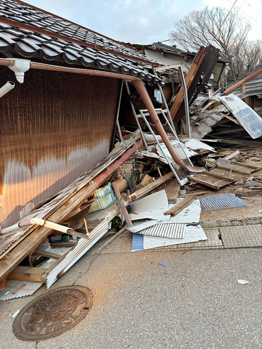 地震で倒壊した家屋＝1日午後4時半ごろ、石川県志賀町