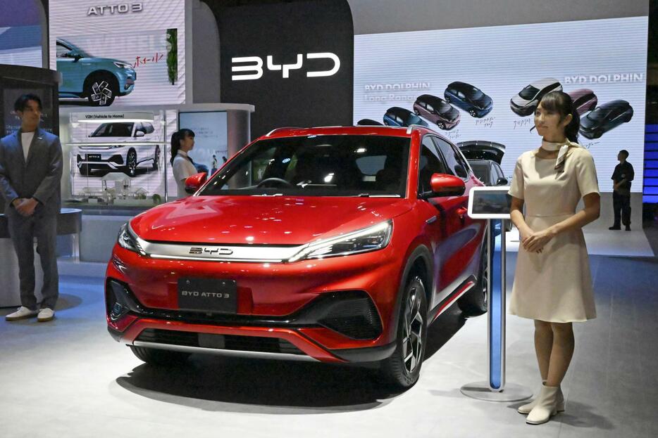 中国・比亜迪（BYD）が展示したEV＝2023年10月、東京都江東区の東京ビッグサイト