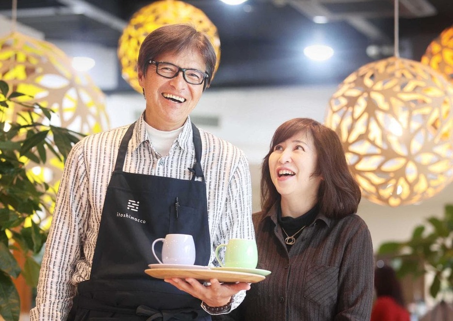 「今度は自分が支える番」。笑顔の田之上慶三郎さん（左）と妻の真喜子さん