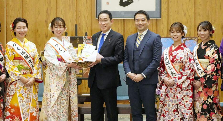 「筑波山梅まつり」の関係者と記念写真に納まる岸田首相（左から3人目）＝31日午後、首相官邸