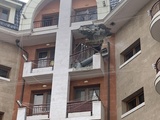 第2次ナゴルノ・カラバフ紛争さなか、ステパナケルト（ハンケンディ）のマンションに突き刺さったアゼルバイジャン軍のロケット弾の一部［2020年11 月］
