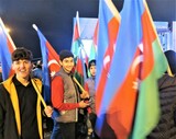 第2次ナゴルノ・カラバフ紛争の戦勝記念日に、国旗を持って集まったバクーの若者たち［2022年11月］