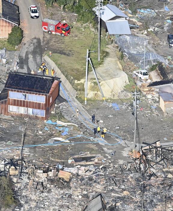 津波の被害を受けたとみられる石川県能登町の白丸地区＝2日午後1時36分（共同通信社ヘリから）