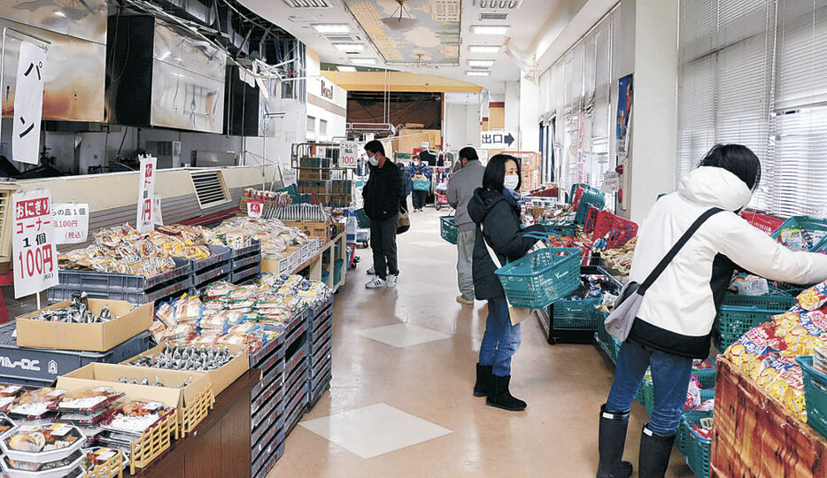 食品スーパーで買い物する住民＝１５日午後０時２０分、輪島市宅田町