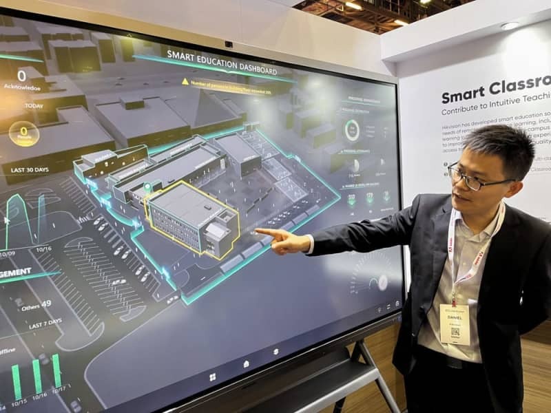 自社製品の特徴を語るハイクビジョンの説明員＝２０２３年１１月、シンガポール（共同）