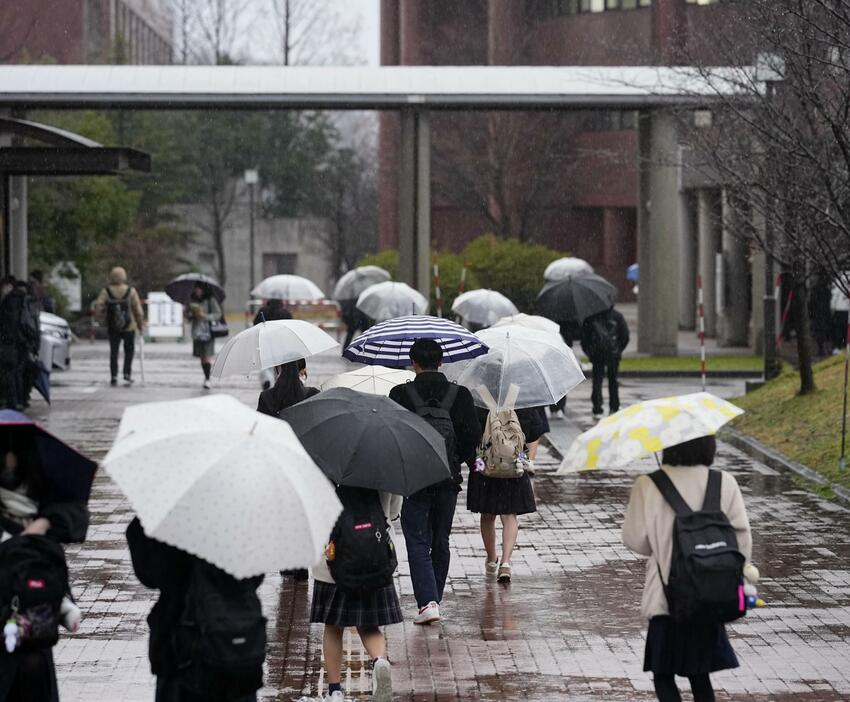 大学入学共通テストの会場に向かう受験生ら＝13日午前、金沢市の金沢大