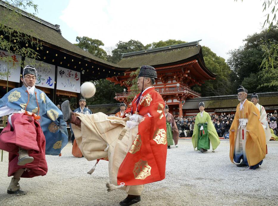 伝統装束をまとい、平安時代の貴族らが興じた蹴鞠を奉納する新春恒例の「蹴鞠初め」＝4日午後、京都市の下鴨神社