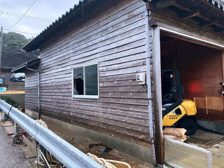 能登半島地震で、石川県志賀町の漁港倉庫の外壁に残された津波の痕跡＝3日（東京大地震研究所提供）