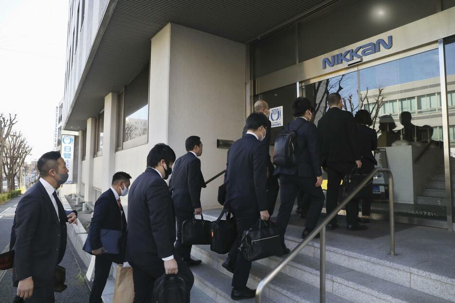 配管工事会社「日管」に家宅捜索に入る警視庁の捜査員ら＝26日午前、浜松市中央区