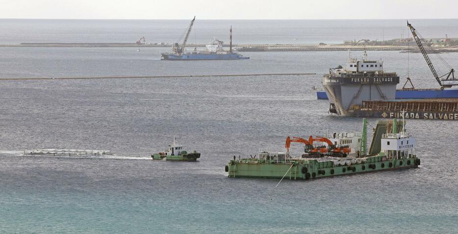 着工に向けた準備が進む沖縄県名護市辺野古沖の大浦湾＝10日午前